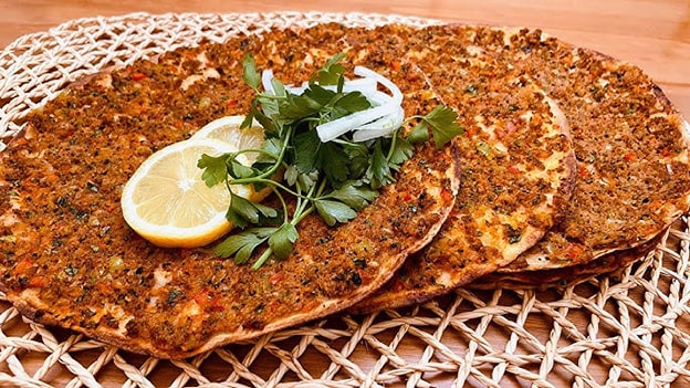 1 Lahmacun (Yaklaşık 200 Kalori)
Lahmacunun kalorisini yakmak için 40 dakika basketbol oynamalısınız. Basketbol, hem kardiyo hem de eğlence sunar. Arkadaşlarla bir maç yaparak lahmacunun keyfini suçluluk duymadan çıkarabilirsiniz.