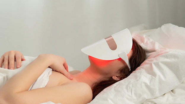 Kimler Kullanmalı ve Nasıl Uygulanmalı?
LED ışık terapisi maskeleri, belirli bir yaş grubu veya cilt tipine sınırlı değil; herkes için uygun bir bakım çözümü sunuyor. Gençler, yaşlanma belirtilerini önlemek ve ciltlerini korumak için kullanabilirken, yetişkinler cilt tonu eşitsizliklerini gidermek veya daha sağlıklı bir görünüm elde etmek için bu maskelerden faydalanabiliyor. Hassas ciltler dahil her cilt tipine uyum sağlayan bu cihazlar, kimyasal peeling veya invaziv tedavilere gerek kalmadan etkili sonuçlar sunuyor.