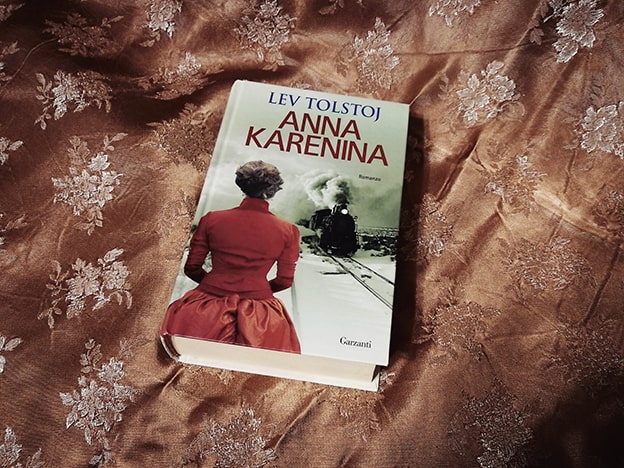 Lev Tolstoy – Anna Karenina
Lev Tolstoy’un 1873-1877 yılları arasında yazdığı Anna Karenina, aşk, ahlak ve toplumsal normların çelişkilerini işleyen bir başyapıt. Yasak bir aşk hikayesi etrafında dönen roman, Anna’nın tutkulu ama trajik yolculuğunu anlatırken, dönemin Rus aristokrasisini ve kırsal hayatını derinlemesine betimliyor. Tolstoy’un ünlü sözü, “Bütün mutlu aileler birbirine benzer, her mutsuz ailenin ise kendine özgü bir mutsuzluğu vardır,” bu eserin ruhunu özetler. Derin karakter analizleri ve evrensel temalarıyla Anna Karenina, edebiyat tarihinin zirvelerinden biridir.