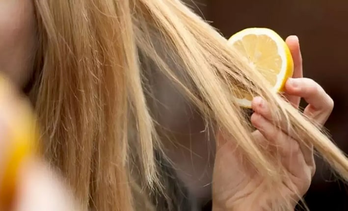 Limonla Canlı ve Açık Tonlar

Limon, saç rengini açmada etkili bir diğer doğal çözüm. İçerdiği C vitamini sayesinde koyu renk saçlarda bile 2-3 ton açılma sağlayabilir.

Bir bardak ılık suya 4-5 yemek kaşığı taze sıkılmış limon suyu ekleyin ve karışımı saçlarınıza uygulayın. Ardından birkaç saat güneş ışığında vakit geçirin. Limon saçın nemini alabileceği için, yıkama sonrası saç kremi kullanmayı unutmayın. Bu yöntem, saçlarınıza doğal bir parlaklık ve açık tonlar kazandırır.