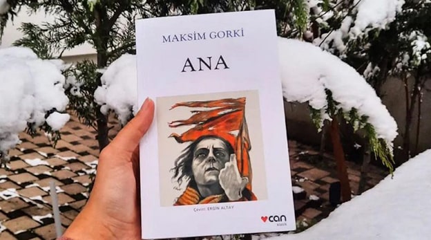 Maksim Gorki – Ana
1906’da Maksim Gorki tarafından yazılan Ana, Rus Devrimi’ne adanmış bir roman olarak öne çıkıyor. Devrimci bir oğul ve onun mücadelesine katılan bir annenin hikayesini anlatan eser, sosyalist ideallerin ve sınıf mücadelesinin ruhunu yansıtıyor. Gorki, yoksul bir ailenin gözünden devrim felsefesini işlerken, bireysel fedakarlık ve kolektif dayanışmayı vurguluyor. Duygusal derinliği ve politik mesajlarıyla Ana, Rus Edebiyatı’nın toplumsal yönünü temsil eden unutulmaz bir eser.