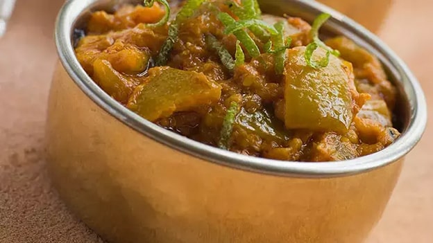 Mango Turşusu
Hint mutfağının sevilen eşlikçilerinden mango turşusu, tropikal bir meyvenin baharatlarla dansını sunuyor. “Aam ka achaar” olarak da bilinen bu turşu, hardal tohumu, zerdeçal ve chili gibi baharatlarla zenginleşiyor.