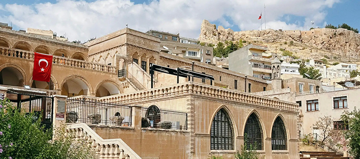 3. Mardin

Mezopotamya’nın tarih kokan şehri Mardin, taş mimarisi ve kültürel çeşitliliğiyle büyüleyici bir şehirdir. Süryani şarabı, telkâri gümüş takılar ve bıttım sabunu, şehrin en meşhur hediyelerindendir. Baharatlar, badem şekeri ve cevizli sucuk da alınabilecek lezzetli seçeneklerdir.