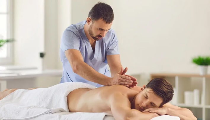 2. Masaj Silindiri ile Kasları Rahatlatın
Masaj silindirleri, kaslardaki gerginliği azaltmak ve tetik noktalarını rahatlatmak için mükemmel bir araçtır. Egzersiz sonrası biriken laktik asidi dağıtarak kas ağrılarını hafifletir. Kendi başınıza foam roller kullanabileceğiniz gibi, profesyonel bir masaj terapistinden destek almak da iyileşme sürecini hızlandırır. Haftada birkaç kez masaj silindiriyle yapılan bu uygulama, kaslarınızın daha esnek ve rahat kalmasını sağlar.