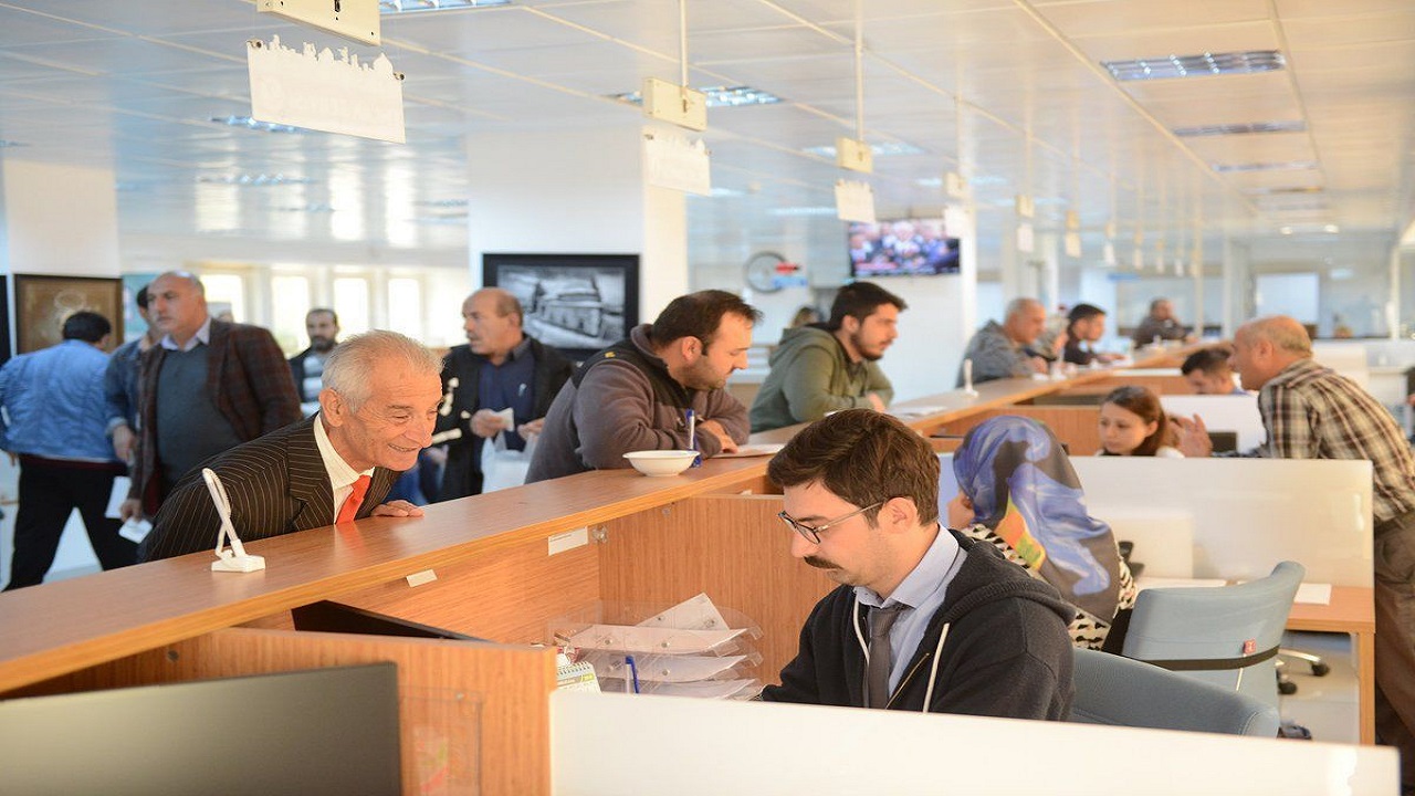 Sahteciliğe Karşı Karekod Önlemi
Adalet Bakanlığı, resmi belgelerde artan sahtecilik sorununa karşı yeni bir tedbir alarak karekod uygulamasını zorunlu hale getiriyor. Özellikle tapu ve taşınmaz işlemlerinde sıkça karşılaşılan sahte evrak ve mühür vakalarına karşı etkili bir çözüm sunmayı amaçlayan bu sistem, noterlikte hazırlanan tüm belgeleri kapsayacak. Bundan böyle her resmi noter belgesi, dijital olarak doğrulanabilen bir karekod içerecek. Bu adım, belgelerin güvenilirliğini artıracak ve sahteciliğin önüne geçilmesine yardımcı olacak.