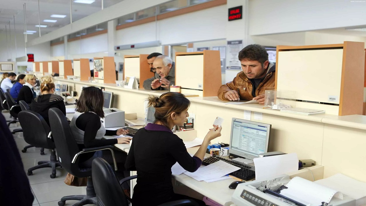 Karekodun Kapsamı: Tüm Resmi Belgeler Dahil
Tapu İşlemlerinde Dijital Güvenlik Çağı

Noterler aracılığıyla taşınmaz devir işlemlerinin başlamasına olanak tanınan 2023 yılının 4 Temmuz’undan itibaren, bu alandaki işlemlerin güvenliği daha da kritik hale gelmişti. Yeni karekod uygulamasıyla, alıcı ve satıcı arasında imzalanan tapu belgeleri de dahil olmak üzere tüm ilgili evraklar karekod teknolojisiyle güvence altına alınacak. Bu sayede dolandırıcılık riski minimuma indirilecek. Türkiye’de son yıllarda sahte noter belgeleriyle yapılan dolandırıcılıklar nedeniyle çok sayıda vatandaşın mağdur olduğu biliniyor. Artan şikayetler üzerine harekete geçen Adalet Bakanlığı, noterlik sisteminde bu köklü dijital doğrulama adımını atarak bu tür mağduriyetlerin önüne geçmeyi hedefliyor.