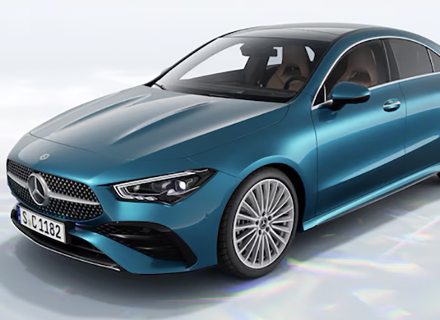 Modern ve Zarif Tasarım
Yeni Mercedes-Benz CLA, selefine kıyasla daha büyük boyutlarla geliyor. Uzunluk, genişlik ve yükseklikte yaklaşık 3 cm’lik artış yaşanırken, aks mesafesi 6 cm uzamış. Bu, ön koltuklarda daha ferah bir alan sağlasa da arka koltuklarda diz ve dirsek mesafesi bir miktar azalmış. Eğimli tavan çizgisine rağmen arka baş mesafesi artırılmış. Bagaj hacmi 405 litreye gerilese de elektrikli versiyon, ön kaput altında 101 litrelik ek depolama alanı sunuyor.