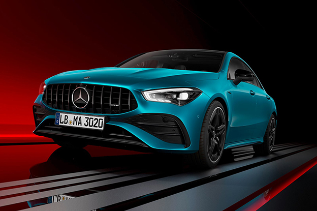 Tasarımda, LED şeritle bağlanan ön ve arka aydınlatmalar, yıldız desenli ön panel ve ışıklandırılmış Mercedes logosu dikkat çekiyor. Gizli kapı kolları ve entegre bagaj spoyleri, aerodinamik yapıyı güçlendiriyor. Hava sürtünme katsayısı 0,21 Cd ile sınıfının en iyilerinden.