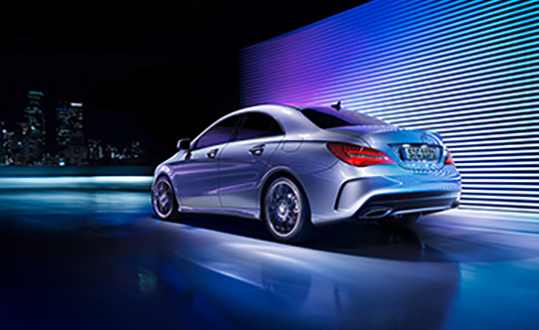 Güçlü Elektrikli Performans
%100 elektrikli CLA, iki versiyonla geliyor: CLA 250+ EQ (268 hp, 335 Nm) ve CLA 350 4MATIC EQ (349 hp, 515 Nm). Tek motorlu model 0-100 km/s’yi 6,6 saniyede, çift motorlu versiyon ise 4,8 saniyede tamamlıyor. Maksimum hız 210 km/s ile sınırlı. Çift motorlu model, ön motoru yalnızca gerektiğinde devreye alarak verimliliği artırıyor. İki vitesli şanzıman, şehir içi ve otoyol sürüşlerinde optimum performans sağlıyor.
Benzinli versiyon ise 1.5 litrelik hafif hibrit motorla sunuluyor. 48V sistemle desteklenen bu motor, önden veya dört tekerlekten çekiş seçenekleriyle geliyor.