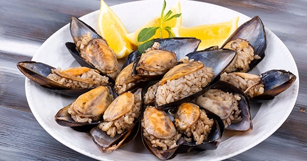 Midye / Mydia
Midye, Türk mutfağında dolma veya tava olarak sevilirken, Yunan mutfağında “mydia” adıyla feta peyniri ve domates sosuyla zenginleştiriliyor. 