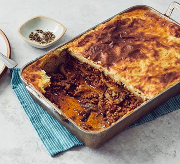 Moussaka / Moussaka
Yunan mutfağında ise “moussaka”, kat kat hazırlanıp kuzu eti ve beşamel sosla daha zengin bir forma bürünüyor. İsimleri benzer, ama sunumları iki kültürün tarzını yansıtıyor.