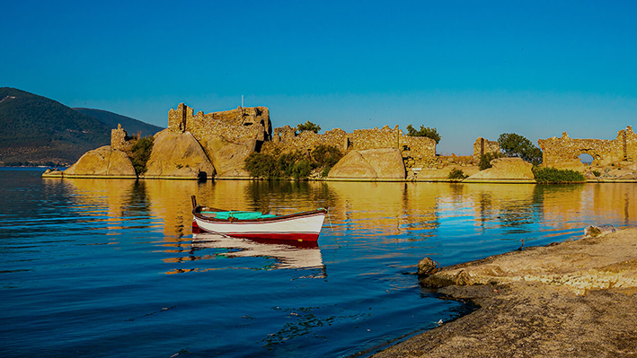 9. Muğla

Ege ve Akdeniz’in kesişim noktası Muğla, Bodrum’dan Fethiye’ye kadar sayısız tatil cennetine ev sahipliği yapar. Datça bademi, Marmaris balı ve zeytinyağı, bölgenin doğal tatlarıdır. Milas halıları, nazar boncuklu takılar ve şile bezi kıyafetler, otantik birer hediye seçeneği olur.