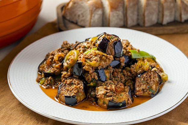 Musakka / Moussaka
Patlıcan ve kıymanın birleştiği musakka, Türk mutfağında hafif bir yemek olarak bilinir. 