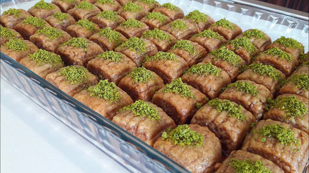 10. Nevzine Tatlısı

Kayseri’nin en özel tatlılarından biridir. Tahin, ceviz ve pekmezli şerbetle hazırlanan nevzine, yoğurtlu hamurla yapılır. Hem hafif hem de farklı aromalara sahip bu tatlı, genellikle bayramlarda ve özel günlerde sunulur.