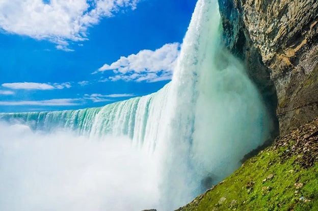 2. Niagara Şelalesi’nin Kuruması
Şelaleler donabilir ya da akışları zayıflayabilir, ancak Niagara Şelalesi gibi bir doğa harikasının tamamen kuruması, hayal bile edilemezdi. Ancak 1848’de tam da bu oldu. Sert bir buz fırtınası, şelalenin suyunu besleyen nehirde devasa bir buz barajı oluşturdu. Bu baraj, su akışını bir günden fazla durdurarak nehir yatağını tamamen kuruttu. O dönemde bu olay, kıyamet senaryolarını bile gündeme getirdi. Niagara’nın bu inanılmaz sessizliği, doğanın ne kadar öngörülemez olabileceğini bir kez daha hatırlattı.