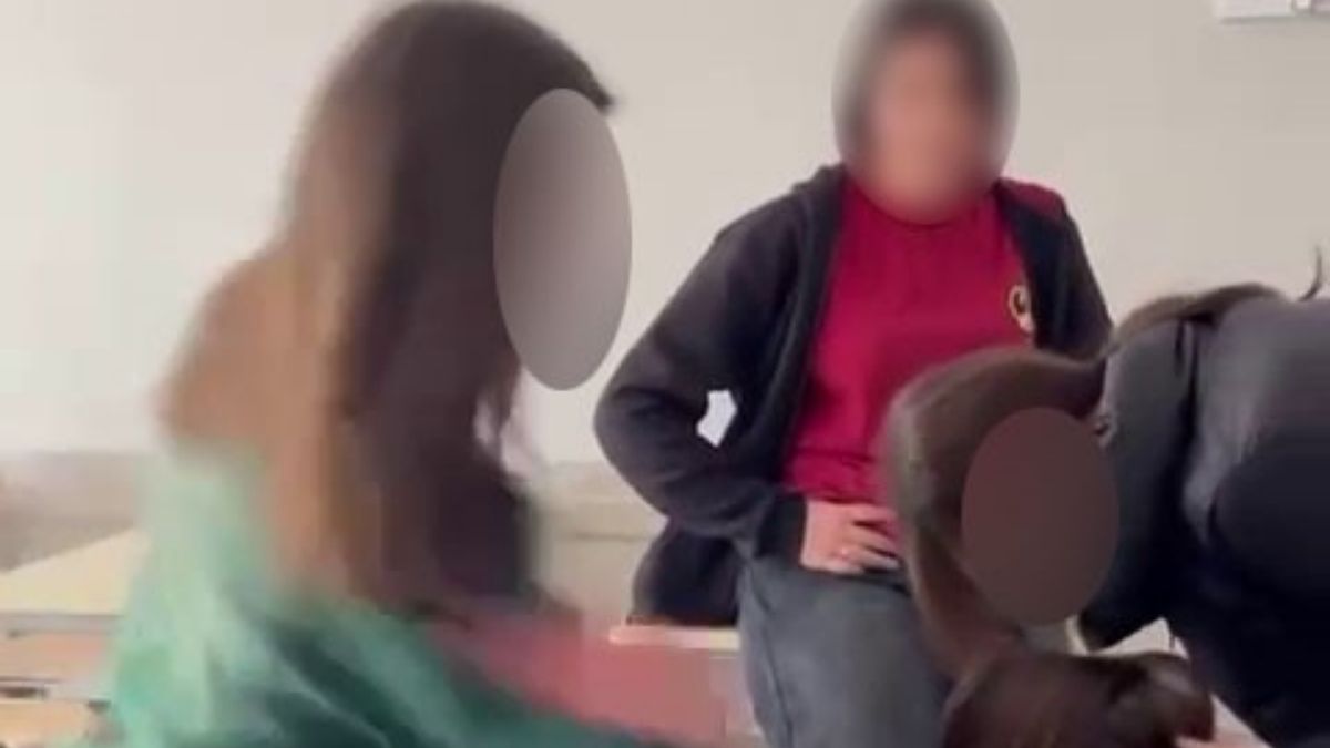 Okuldan Utanç Görüntüleri! Biri Dövdü Diğeri Kayda Aldı (3)