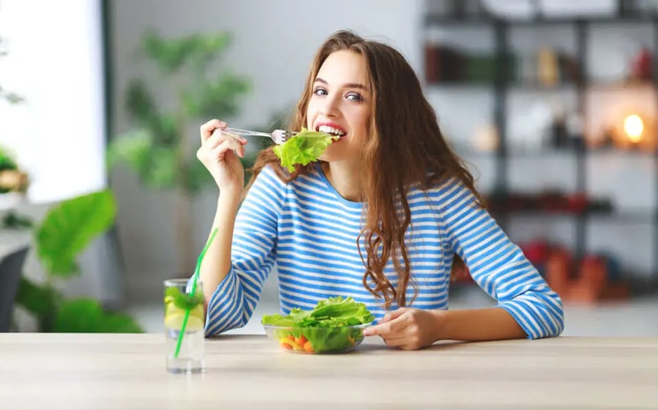 OMAD Diyetinde Egzersiz Uygulanabilir mi?

OMAD diyeti uygularken egzersiz, kilo verme ve metabolizmayı destekler, ancak dikkat etmekte fayda var. Egzersiz saati, beslenme penceresine yakın planlanmalı. Öğünden sonra veya hemen öncesi, diyeti uygulayacak kişiler için ideal bir zaman dilimidir.