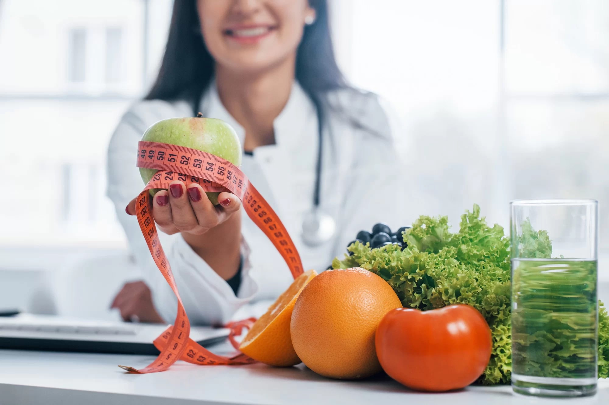 OMAD Diyeti Nasıl Uygulanır?

OMAD diyeti uygulamak için öncelikle bir plan oluşturulmalıdır. Günlük rutine uygun bir öğün saati belirlenmeli, diğer saatlerde sadece kalorisiz içecekler tüketilmelidir. Öğün, tüm kalori ve besin ihtiyacını karşılayacak şekilde besin değeri yüksek ve dengeli olmalıdır. Protein, sağlıklı yağlar, sebzeler ve kompleks karbonhidratlar içermelidir. Açlık süresinde su, çay veya kahve gibi içecekler tokluk hissini destekler. Açlıkla başa çıkmak için hafif aktiviteler yapılabilir. Aşırı yemekten kaçınılmalı ve diyete başlamadan önce doktor onayı alınmalıdır. Vücudun tepkileri düzenli takip edilmeli, olumsuz etkiler görülürse bir uzmana danışılmalıdır.