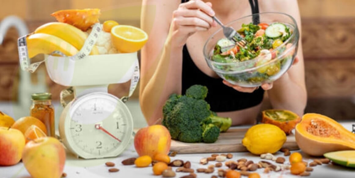 Beslenme Çeşitliliği ve Besin Eksiklikleri

OMAD diyeti, tek öğünde beslenildiği için besin çeşitliliği ve eksiklikleri konusunda dikkat gerektirir. Öğünün protein, sağlıklı yağlar, lifli sebzeler ve kompleks karbonhidratlarla zengin bir tabak olması, farklı vitamin ve minerallerin alınmasını sağlar. Ancak, kalsiyum, demir, D vitamini, B12 veya folat gibi besinlerde eksiklik riski olabilir. Bu nedenle besin çeşitliliğine özen gösterilmeli, gerekirse doktor önerisiyle takviye alınmalıdır. Uzun açlık sürelerinde sıvı alımı unutulmamalı, yeterli su tüketimi sağlanmalıdır. Dengeli beslenme hedeflenmeli, sağlıksız atıştırmalıklardan kaçınılmalıdır.