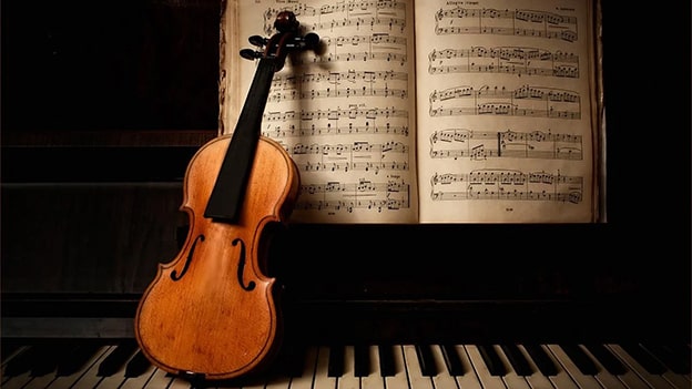 4. Konçerto
Bir solo enstrüman ve orkestra için yazılmış, genellikle üç bölümden oluşan bir eserdir. Solo enstrümanın virtuozitesini ön plana çıkarır. Vivaldi’nin doğayı betimleyen Dört Mevsim keman konçertosu, dünya çapında sevilen bir başyapıttır.