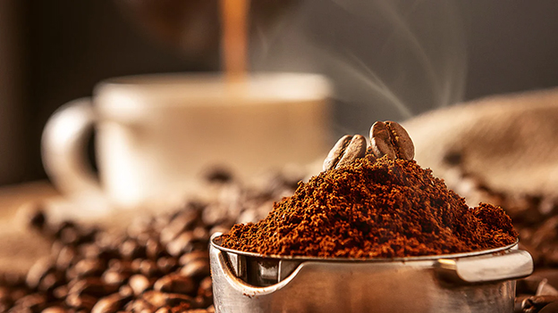 4.Orta Öğütülmüş Kahve
Damlama (drip) kahve yöntemleri ve kağıt filtreli demlemeler için orta öğütülmüş kahve ideal. Pour-over veya otomatik kahve makinelerinde kullanılan bu öğütme, kahvenin filtrede birikmesini önler ve bardağa temiz, dengeli bir tat ulaşmasını sağlar.