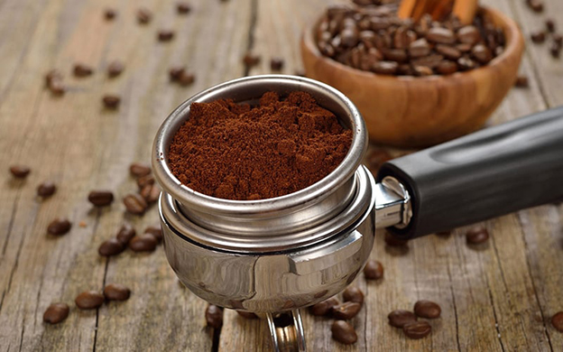  Bu öğütme, cezve veya Türk kahvesi makinesinde kullanılarak köpüklü, yoğun bir lezzet sunar. Espresso kahvesinden bile daha ince olan bu öğütme, kahvenin hızlı demlenmesini sağlar ve telvesiyle birlikte servis edilir.