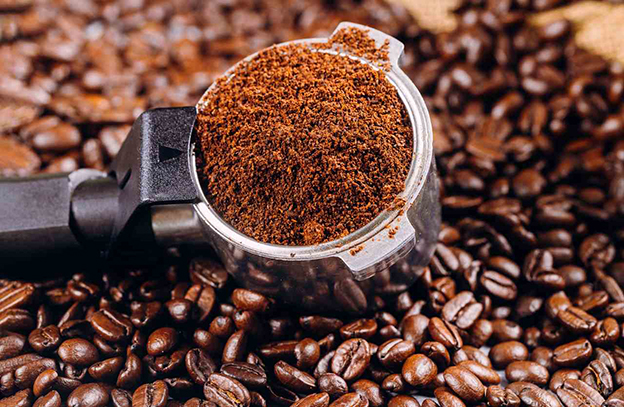 2.İnce Öğütülmüş Kahve
Espresso makineleri ve moka pot için ideal olan ince öğütülmüş kahve, Türk kahvesine göre biraz daha iri taneli. Espresso’nun krema kaplı yoğun aromasını ortaya çıkarmak için bu öğütme şekli tercih ediliyor. Moka pot’ta da aynı şekilde zengin bir tat elde etmenizi sağlıyor.
