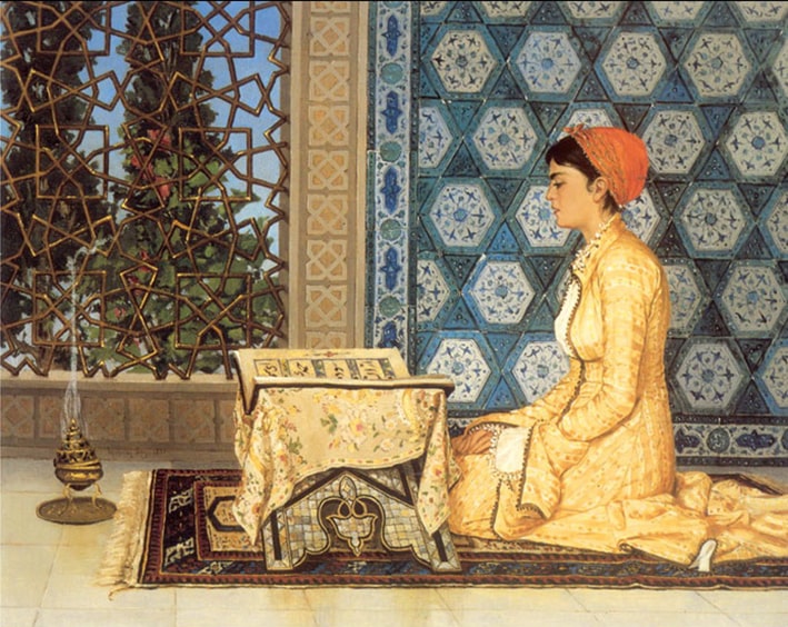 Kur’an Okuyan Kız
1880 tarihli Kur’an okuyan kız tablosu, sabah ışıklarının rahle başında Kur’an okuyan bir kızı aydınlattığı etkileyici bir eserdir. Işık kullanımı, tablonun sabah saatlerinde geçtiği yorumunu güçlendirir. 2019’da Londra’daki Bonhams Müzayede Evi’nde rekor fiyata satılan bu tablo, tarihin en pahalı Türk resmi unvanını kazanarak Osman Hamdi Bey’in ustalığını bir kez daha kanıtlamıştır.