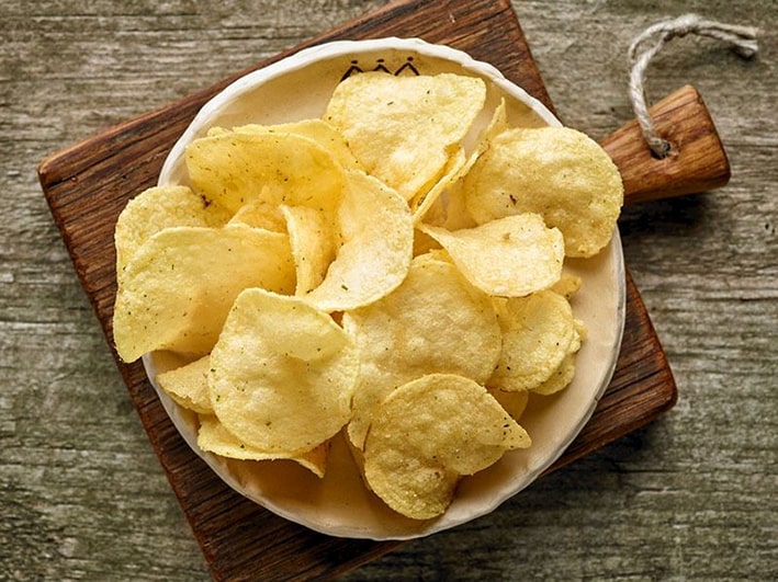 Patates Cipsi

Cipsler, trans yağlar, yapay tatlandırıcılar ve koruyucular içerir. Yüksek sıcaklıkta kızartıldığında oluşan akrilamid, bilinen bir kanserojendir. Evde fırında hazırlanan sebze cipsleri, sağlıklı bir atıştırmalık alternatifi olabilir.
