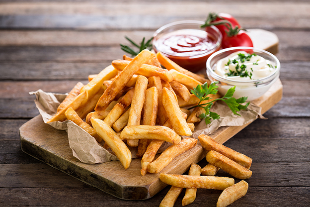 8. Patates Cipsi
Genellikle bira ile eşleştirilse de, patates cipsi ve şarap da oldukça uyumludur. Tuzlu cipsler, şarabın asiditesiyle birleştiğinde ağızda hoş bir zıtlık yaratır. Özellikle hafif kırmızı şaraplar bu ikili için idealdir.