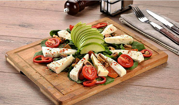 10. Peynir
Şarapla en klasik eşleşme elbette peynirdir. Yumuşak peynirler (brie, camembert gibi) köpüklü ve beyaz şaraplarla, sert ve keskin peynirler (parmesan, eski kaşar gibi) ise kırmızı şaraplarla mükemmel eşleşir.