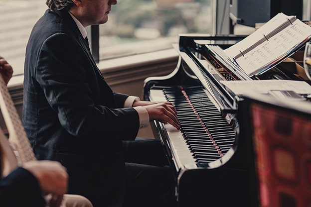 Oscar Peterson - “Take the A Train”
Caz piyanisti Oscar Peterson’ın “Take the A Train” performansı, değişken armoniler ve “neredeyse taklit edilemez” derecede hassas sağ el pasajlarıyla öne çıkar. Pianote’den Sam Vesely, bu eserin zorluğunu bu özelliklere bağlıyor. Ancak Peterson’ın performansını büyüleyici kılan, hız ve doruk noktalarına rağmen kontrolü asla kaybetmemesi. Louis Armstrong’un ona “dört elli adam” demesi boşuna değil; Peterson, cool bir zarafetle çalıyor.