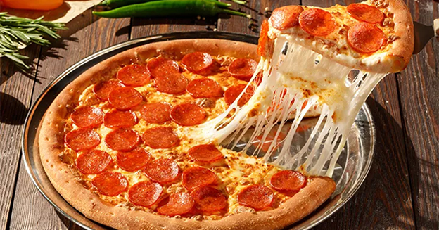 6. Pizza
İtalya’nın iki klasiği: pizza ve şarap. Etli pizzalarla meyvemsi kırmızı şaraplar, domates bazlı pizzalarla kuru rosé, beyaz soslu pizzalarla ise beyaz şaraplar harika gider.