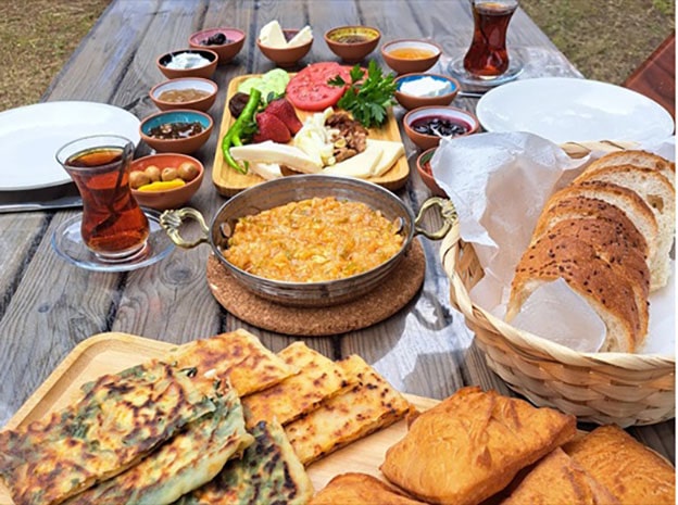 Beyaz Ekmek ve Rafine Unlu Gıdalar
Beyaz ekmek, poğaça veya simit gibi rafine karbonhidratlar, kan şekerini hızla yükseltip düşürerek ruh halinde ani değişikliklere neden olur. Bu gıdalar, sabah tüketildiğinde gün boyunca odaklanma ve motivasyon sorunlarına yol açabilir. Tam tahıllı ekmek veya yulaf gibi lif açısından zengin seçenekler, kan şekerini daha dengeli tutarak zihinsel dayanıklılığı destekler.