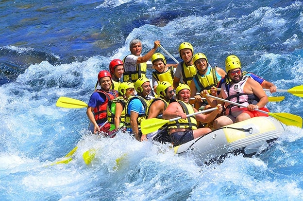 Rafting
Rafting, yüksek debili nehirlerde 4-6 kişilik takımlarla yapılan, adrenalini doruklara çıkaran bir su sporudur. Raft adı verilen botlarla, kayalıklar ve engeller arasında kürekle yönlendirilerek ilerlenir. Amaç, botu devirmeden akıntıya karşı mücadele etmektir. Türkiye’de Artvin’deki Çoruh Nehri, Dalaman Çayı, Fırtına Deresi ve Köprüçay, rafting için ideal rotalardır. Dünyada ise Colorado Nehri, rafting tutkunlarının en çok tercih ettiği yerlerden biridir.