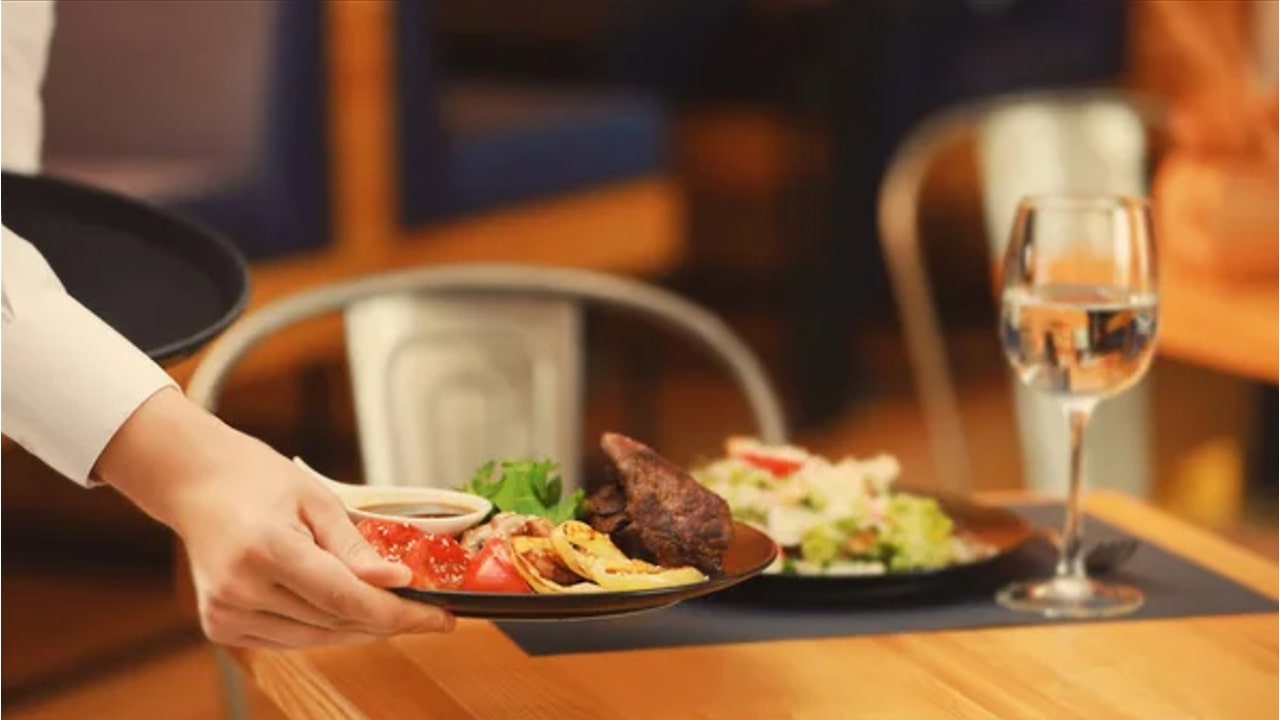 7. Restoran Harcamalarınızı Azaltın
Dışarıda yemek, evde yemek yapmaktan genellikle daha maliyetlidir. Restoran harcamalarını azaltarak tasarruf yapabilirsiniz. Örneğin, öğle yemeklerinizi evden götürmek veya kahve gibi içecekleri evde hazırlamak bütçenize katkı sağlar. Restoran ziyaretlerinde ise anlaşmalı kartlar veya indirimlerden faydalanarak harcamalarınızı minimuma indirebilirsiniz.