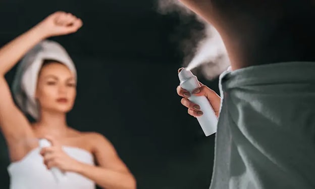 1.Ter Önleyici Ürünler Kullanın
Ter önleyici spreyler, roll-on’lar ve kremler, aşırı terlemeyi kontrol etmenin en pratik yollarından biri. Özellikle koltuk altı gibi hassas bölgelerde etkili olan bu ürünler, ter bezlerini geçici olarak bloke ederek ter üretimini azaltıyor. Alüminyum klorür içeren antiperspirantlar, gece yatmadan uygulandığında sabah daha kuru bir his sağlıyor. Ancak, cilt hassasiyetine dikkat etmekte fayda var.