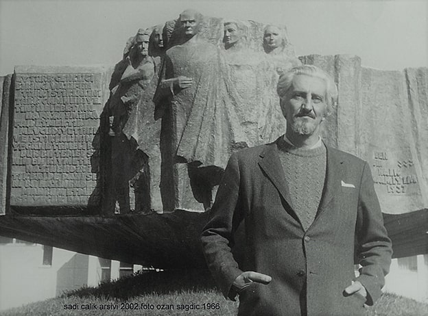 Şadi Çalık (1910-1998)
Şadi Çalık, Türkiye’de heykel sanatının kurumsallaşmasında önemli bir isimdir. Paris’te Fransız heykeltıraş Antoine Bourdelle’in öğrencisi olan Çalık, ülkeye döndükten sonra ilk resmi heykel atölyesini kurdu. Ankara’daki Atatürk heykeli ve İstanbul’daki Türk Kadını heykeli gibi eserleriyle tanınan Çalık, kamu alanlarında kalıcı izler bıraktı. Eserlerinde milli değerleri ve estetik anlayışı birleştirerek modern Türk heykelciliğinin temellerini attı.