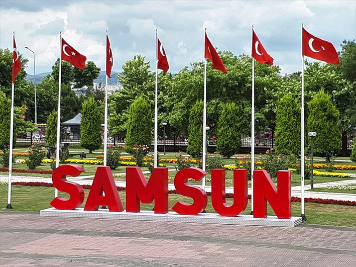 10. Samsun

Karadeniz’in giriş kapısı Samsun, Atatürk’ün Milli Mücadele’yi başlattığı şehir olarak bilinir. Bafra lokumu ve ahşap oyması dekoratif eşyalar, yörenin özgün ürünleridir. Bafra Zembili sepetler ve Onur Anıtı bibloları, Samsun’un tarihine vurgu yapar.