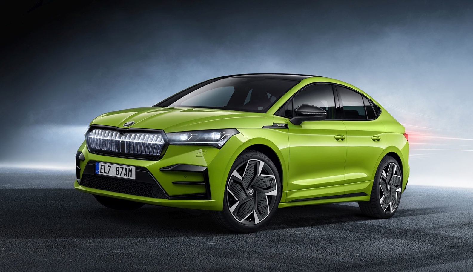 Hibrit Performans ve Verimlilik
Skoda’nın amiral gemisi Superb, şarj edilebilir hibrit (PHEV) versiyonuyla Türkiye’de 2.999.900 TL’den başlayan fiyatlarla satışta. Superb PHEV e-Sportline, 25,7 kWsa batarya ve 1.5 litre TSI motor kombinasyonuyla 204 beygir güç ve 350 Nm tork üretiyor. 0-100 km/s hızlanmasını 8,1 saniyede tamamlayan model, şehir içinde 151 km, kombine kullanımda ise 128 km saf elektrikli sürüş mesafesi sunuyor.