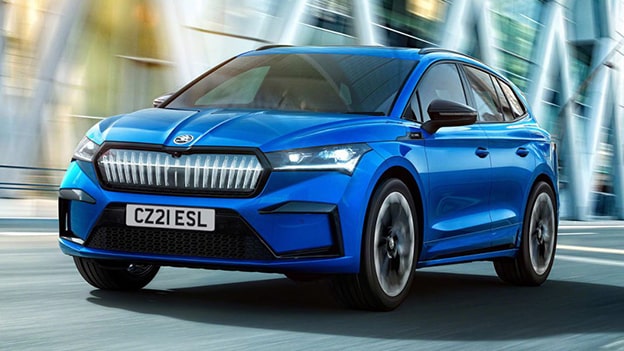 Ekonomik Elektrikli SUV Model
63 kWsa bataryaya sahip Elroq 60 versiyonu, 150 kW (204 PS) güç çıkışıyla 543 km’den fazla menzil sunuyor. Bu model, hem şehir içi kullanım hem de uzun yolculuklar için ideal bir denge sağlıyor.
Elroq 60, 165 kW DC hızlı şarj desteğiyle bataryasını %10’dan %80’e 24 dakikada doldurabiliyor. AC şarj istasyonlarında ise 11 kW şarj hızıyla %0’dan %100’e 6 saat 30 dakikada şarj oluyor. Skoda’nın “Modern Solid” tasarım dilini yansıtan Elroq, minimalist ama robust bir görünüme sahip. 470 litrelik bagaj hacmi (koltuklar katlandığında 1.580 litre) ve pratik iç mekan çözümleriyle aileler için uygun bir seçenek.