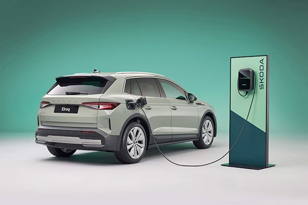 %10’dan %80’e sadece 24 dakikada doluyor.
Daha yüksek performans arayanlar için Enyaq Coupé 85x, 82 kWsa bataryası ve dört tekerlekten çekiş sistemiyle öne çıkıyor. Arka ve ön aksta yer alan elektrik motorları, toplam 210 kW (285 PS) güç ve 545 Nm tork üretiyor. Bu model, 0-100 km/s hızlanmasını 6,7 saniyede tamamlıyor ve 558 km’ye kadar menzil sunuyor. 175 kW DC şarj kapasitesiyle batarya, %10’dan %80’e 28 dakikada şarj edilebiliyor.