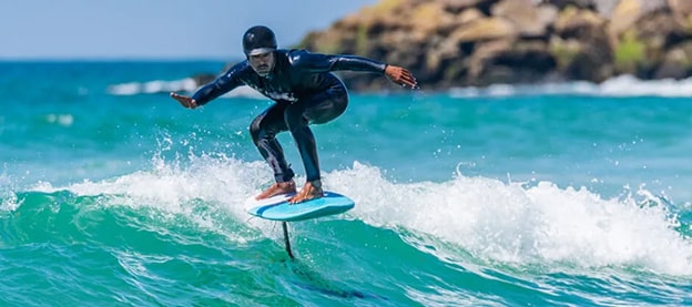 Sörf
Dalga sörfü, adrenalini yüksek, özgürlük hissi veren bir su sporudur. Pasifik adalarında doğan ve 1920’lerde Duke Paoa Kahanamoku’nun Waikiki’de kurduğu sörf kulübüyle resmi bir spor haline gelen sörf, özel bir tahta üzerinde dalgaların üzerinde süzülmeyi içerir. Pasifik kıyıları hâlâ sörfün kalbi olsa da Brezilya, Kosta Rika ve Güney Afrika gibi okyanus kıyıları da popülerdir. Türkiye’de Alaçatı, Gökçeada ve Akyaka, sörf tutkunlarının gözde noktaları arasında yer alır.