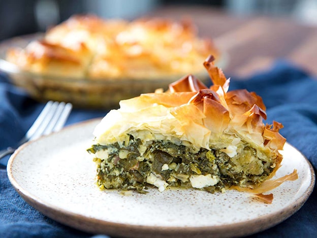 Spanakopita / Ispanaklı Börek 
Yunanlılar bu böreği meze olarak sunarken, Türkler akşam yemeğinde ana yemek olarak bile tercih edebiliyor. Bazen içine pırasa veya kuzukulağı eklenmesi, Yunan versiyonuna özgü bir dokunuş.