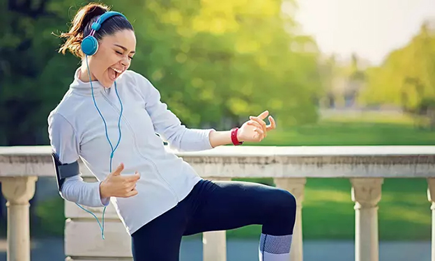 Müziğin Ritmiyle Hareket Edin
Favori şarkılarınızın egzersiz sırasındaki büyüsü göz ardı edilemez. Araştırmalar, müzik dinlemenin serotonin ve dopamin seviyelerini yükselttiğini, kan basıncını dengelediğini ve kalp atış hızını optimize ettiğini gösteriyor. Tempolu bir çalma listesi, salonda ağırlık kaldırırken veya koşu bandında ter dökerken özgüveninizi ve enerjinizi artırır. Kulaklığınızı takın, en sevdiğiniz melodileri seçin ve hareketlerin ritme uymasına izin verin. Kendi müzik listenizi oluşturmak, sporu sadece fiziksel bir aktivite değil, aynı zamanda eğlenceli bir deneyim haline getirir.