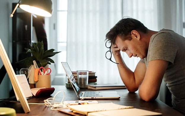 3.Stresi Yönetin
Stres, ter bezlerini harekete geçiren en büyük tetikleyicilerden biri. Stresi azaltmak için meditasyon, derin nefes egzersizleri veya kısa yürüyüşler gibi rahatlatıcı aktiviteler deneyebilirsiniz. Yoga veya hafif egzersizler endorfin salgılayarak stres kaynaklı terlemeyi kontrol altına alabilir. Zihninizi rahatlattığınızda, vücudunuz da daha az tepki verecektir.