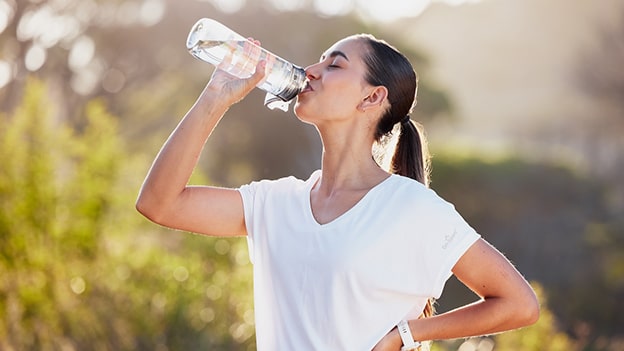1. Su
​​​​​​​Su, ödem ve şişkinlikten kurtulmanın temel taşıdır. Günde en az 1,5-2 litre su içmek, vücudun fazla sodyumu atmasına ve dolaşımı düzenlemesine yardımcı olur. Ancak, suyu bir anda değil, gün boyunca düzenli aralıklarla tüketmeye özen gösterin. Bu, böbreklerin daha etkili çalışmasını sağlar ve su tutulumu riskini azaltır.