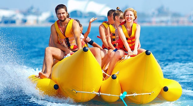 Su sporları, fiziksel dayanıklılığı artırırken doğayla bağ kurmayı ve stres atmayı sağlar. Kürek, yelken, sörf, su kayağı ve rafting gibi çeşitler, her biri kendine özgü dinamikleriyle hem profesyonel sporcuları hem de amatör meraklıları cezbeder. Türkiye’nin Alaçatı’dan Çoruh Nehri’ne uzanan zengin coğrafyası, bu sporlar için eşsiz fırsatlar sunar.