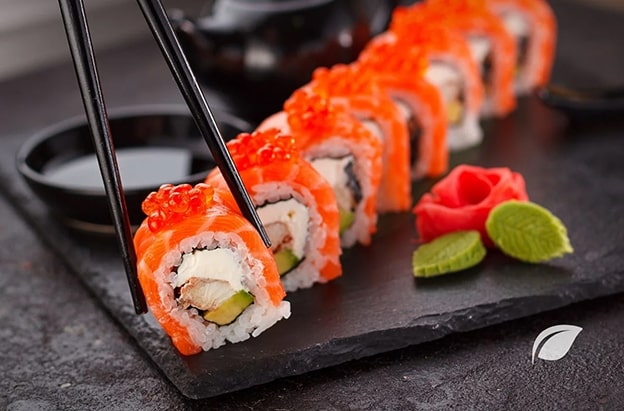 Sushi
Sushi, sağlıklı bir seçenek gibi görünse de genellikle beyaz pirinçle hazırlanır ve yüksek miktarda basit karbonhidrat içerir. Altı parça sushi, yaklaşık üç dilim beyaz ekmek kadar karbonhidrat barındırabilir. Bu da hızlı bir açlık hissine yol açabilir. Daha dengeli bir alternatif olarak, kahverengi pirinçle hazırlanan sushi veya yanında protein ağırlıklı yiyecekler tercih edilebilir.