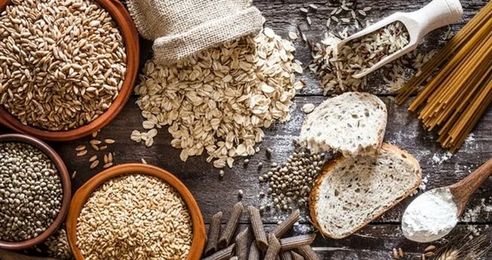 Tahıllarla Lif Desteği Sağlayın

Yulaf, kepekli ekmek ve tam tahıllı ürünler, yüksek lif içerikleriyle kolesterolü düşürmede etkili. Lif, sindirim sistemini destekler ve kötü kolesterolü azaltır. Kahvaltıda yulaf ezmesi, öğle yemeğinde tam tahıllı ekmek ya da akşam yemeğinde bulgur pilavı tercih edebilirsiniz. Tahıllar, hem doyurucu hem de sağlıklı bir seçenek!